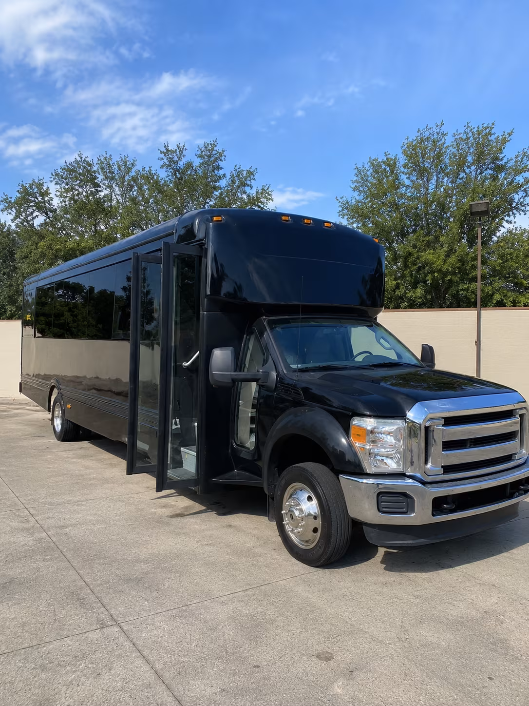 pomona 20 passenger party bus