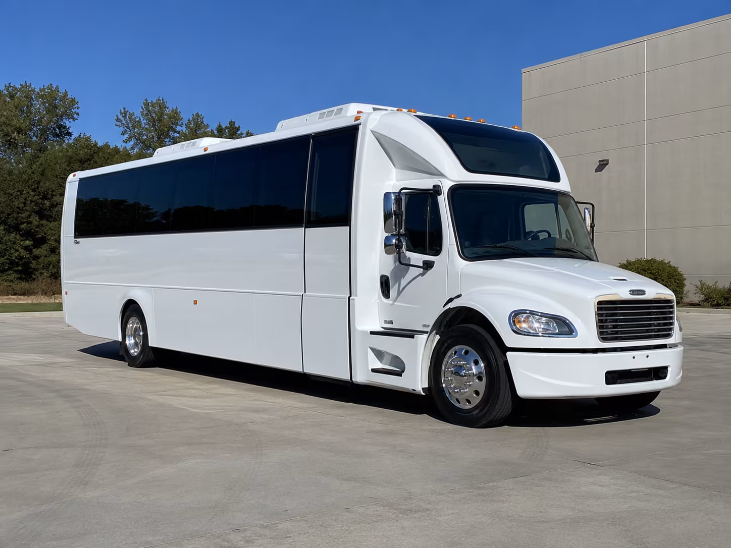 pomona 28 passenger party bus